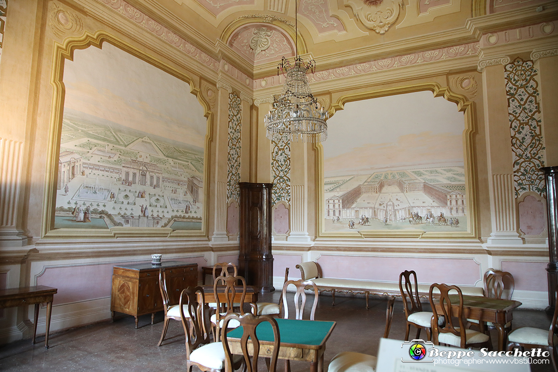 VBS_6569 - Villa Pisani - Stra (Venezia).jpg - SALA DELLE VEDUTE  Le pareti della stanza, affrescate da autore ignoto tra il 1760 e il 1770, raffigurano con prospettive e architetture illusorie, giardini del tipo all'italiana di residenze regali, ispirati a prototipi realmente esistenti (Versailles, Caserta). 